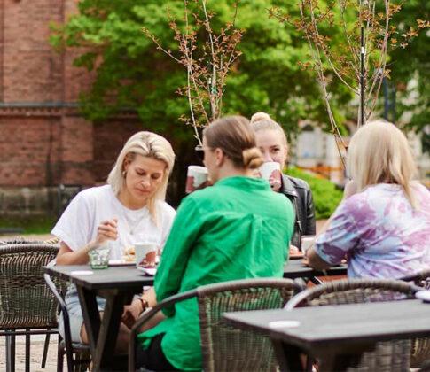 Kesäsesongin monikanavainen mainonta aktivoi – asiakkaat jonottivat uuteen bistroon